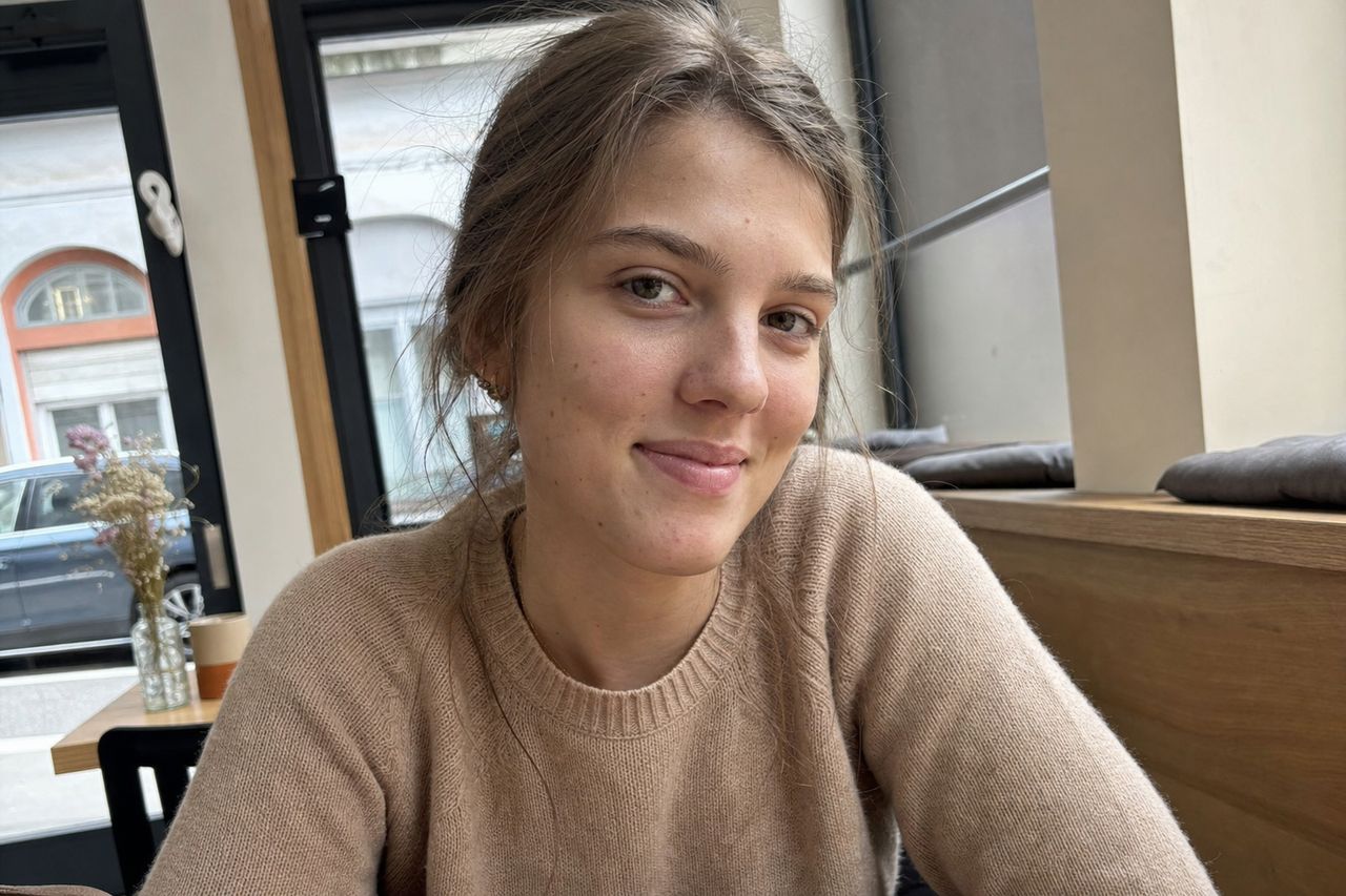 Femme souriante en terrasse, membre de Velvet Arrangement